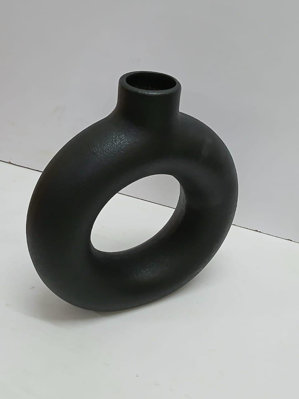 Doughnut-shape flower vase black